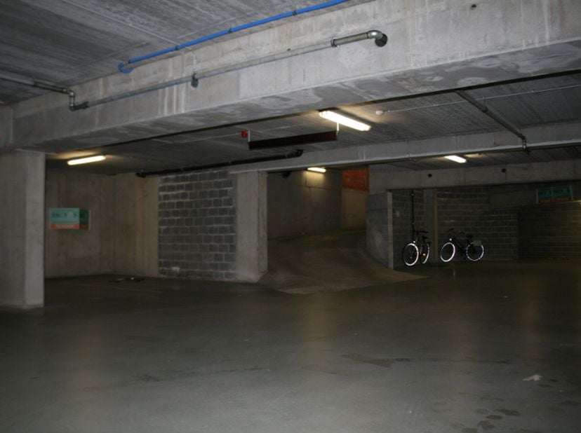 Deze ondergrondse autostaanplaatsen bevinden zich in een afgesloten garage, deel uitmakende van een recente nieuwbouwontwikkeling. Ligging vlakbij Heu