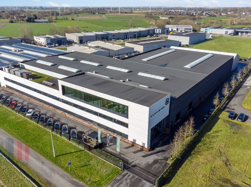 Dit unieke bedrijfsgebouw biedt moderne en volledig uitgeruste kantoren van 977 m² kantoren te huur. Dankzij de strategische ligging geniet u van een