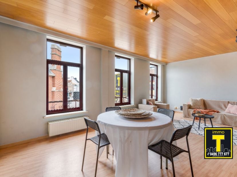 Dit goed gelegen 1-slaapkamerappartement op de eerste verdieping (bereikbaar via de lift) in een kleinschalige residentie geniet van een zeer leuk uit