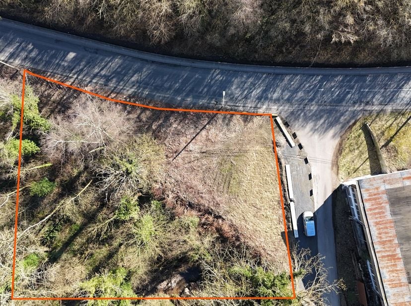 Terrain de ±1421m² :&lt;br /&gt;
- Terrain borné : oui,&lt;br /&gt;
- Profondeur moyenne : ±37m,&lt;br /&gt;
- Largeur à rue : ± 43m,&lt;br /&gt;
- Orientation : Nord est,&lt;br