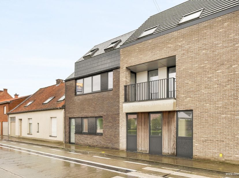 Cet appartement récent (2017) comprend : hall d&#039;entrée avec toilettes, séjour avec cuisine équipée moderne et débarras, terrasse ensoleillée (30m²).&lt;b