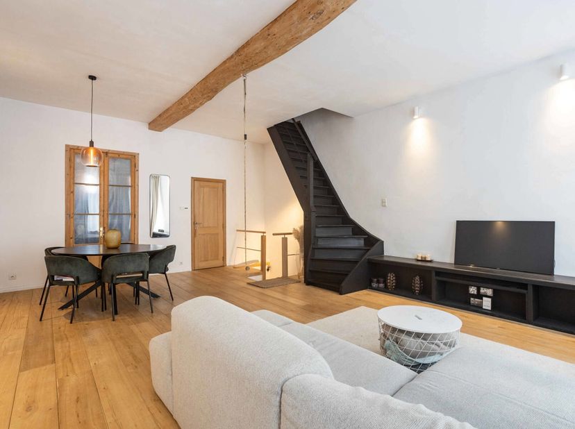 Cette propriété commerciale prête à l&#039;emploi avec un appartement de style au-dessus se trouve à un emplacement stratégique dans le centre de Ninove. L