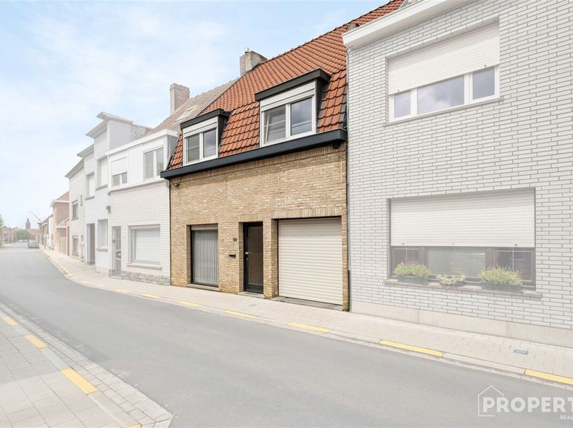 Deze charmante woning, gelegen in het hart van Wevelgem, combineert ruimte, comfort en potentieel. De gelijkvloerse verdieping werd reeds gerenoveerd,