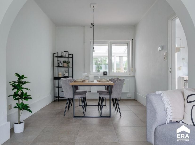 [[ DIT PAND NEEMT DEEL AAN DE ERA OPEN HUIZEN DAG OP 14/6 VAN 9:30 TOT 10:30 ]] Instapklare woning met 3 slaapkamers, veranda, garage en tuin op een p