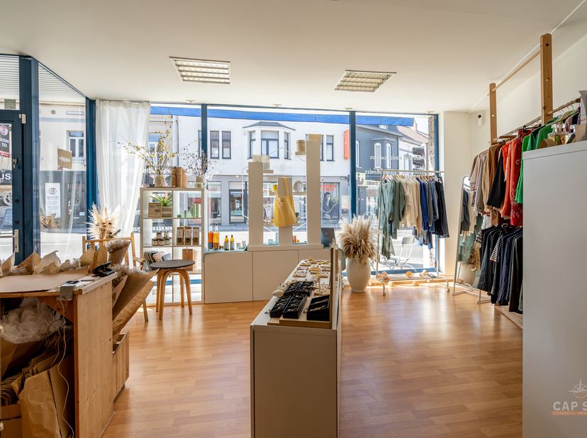 WATERLOO. Cap-Sud vous propose un rez de chaussée commercial d&#039;une superficie de 70 m2 !&lt;br /&gt;
Grande vitrine, énormément de passage, au coin de deux