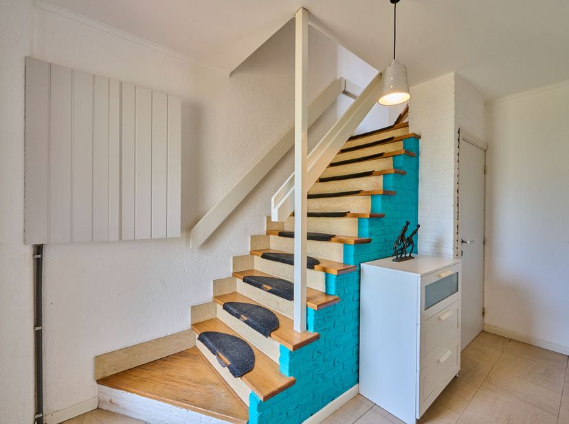 Deze halfopen woning met 3 slaapkamers en een garage is gelegen in een rustige straat. Ook op wandelafstand van de basisschool, dichtbij de bushalte e