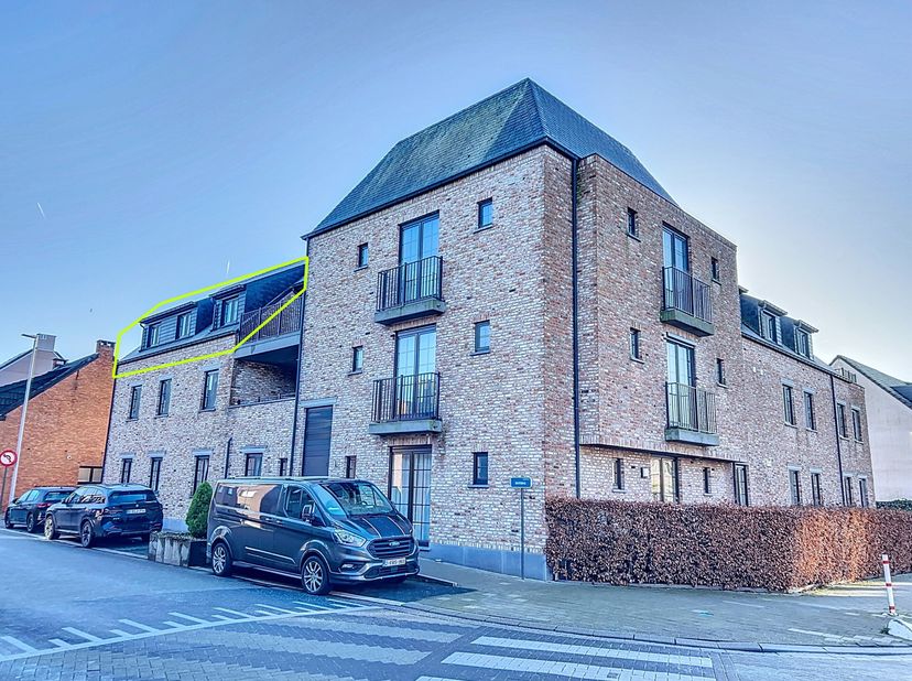 Zeer mooi en modern dakappartement (112m²) in een prachtig, centraal gelegen appartementsblokje (met lift). Het appartement is handig ingedeeld omvatt