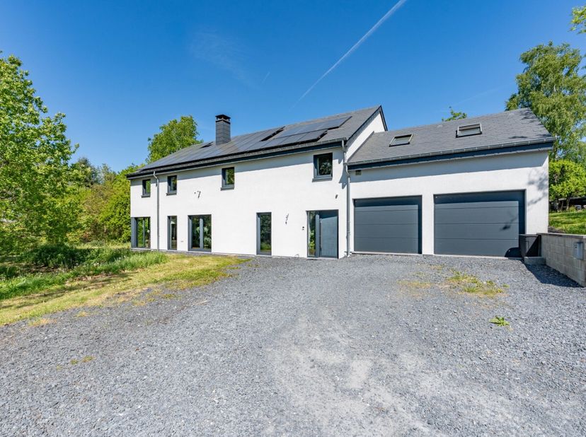 Op een steenworp afstand van de Luxemburgse grens en de stadscentra van Bastogne en Houffalize zal deze uitzonderlijke villa je veroveren met zijn bev