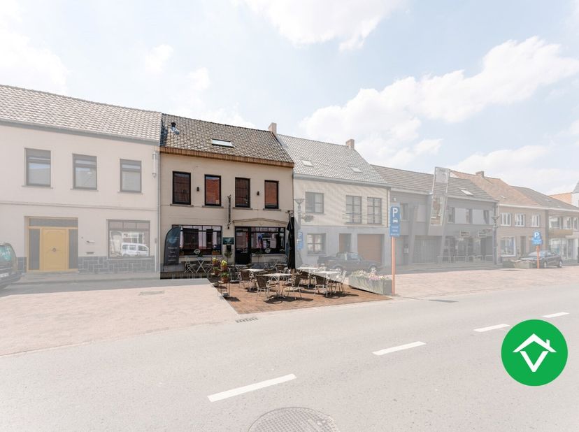 Dit instapklaar handelspand met woonst is gelegen in het centrum van Kortemark, op de markt. Dichtbij tal van voorzieningen, alsook ideaal gelegen naa