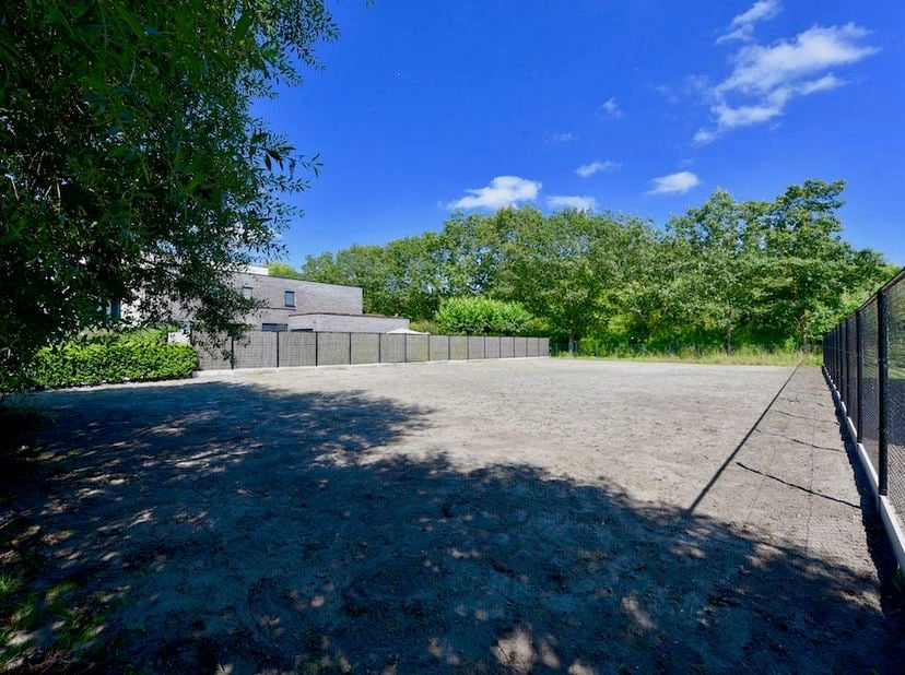 Deze bouwgrond met een oppervlakte van ca. 735 m² bevindt zich langs de Vlasstraat, op wandelafstand van het centrum van Eeklo. Dankzij de centrale li