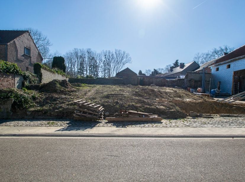 Deze unieke bouwgrond is gelegen op een ideale locatie in Gingelom en biedt de mogelijkheid om een halfopen eengezinswoning te bouwen volgens de speci