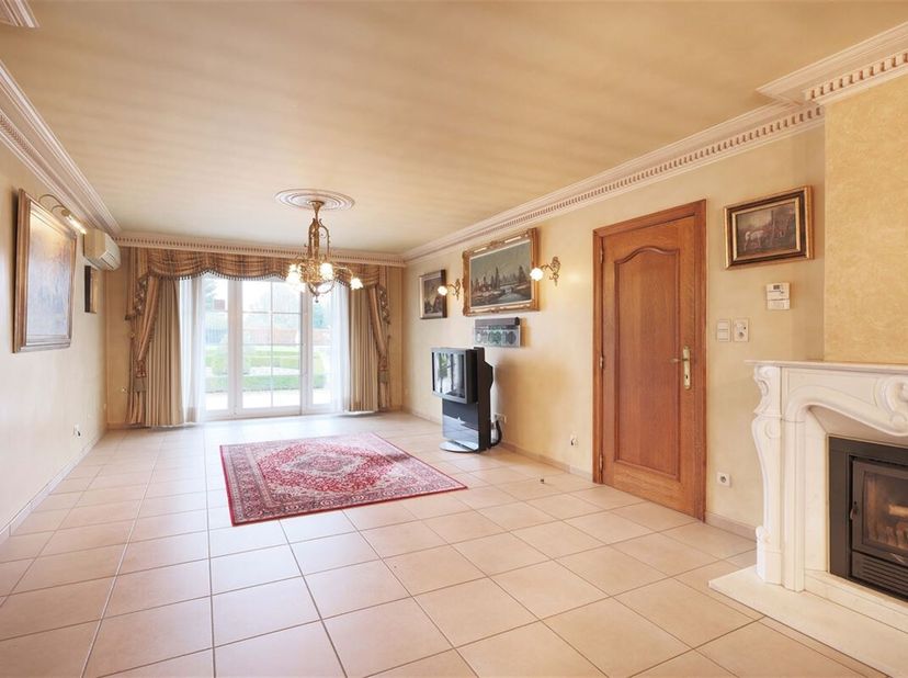 Karaktervolle ruime villa met 5 slaapkamers op een prachtig perceel van 18a 54ca&lt;br /&gt;
Omgeving:&lt;br /&gt;
+ Rustig en centraal gelegen in een residentiël