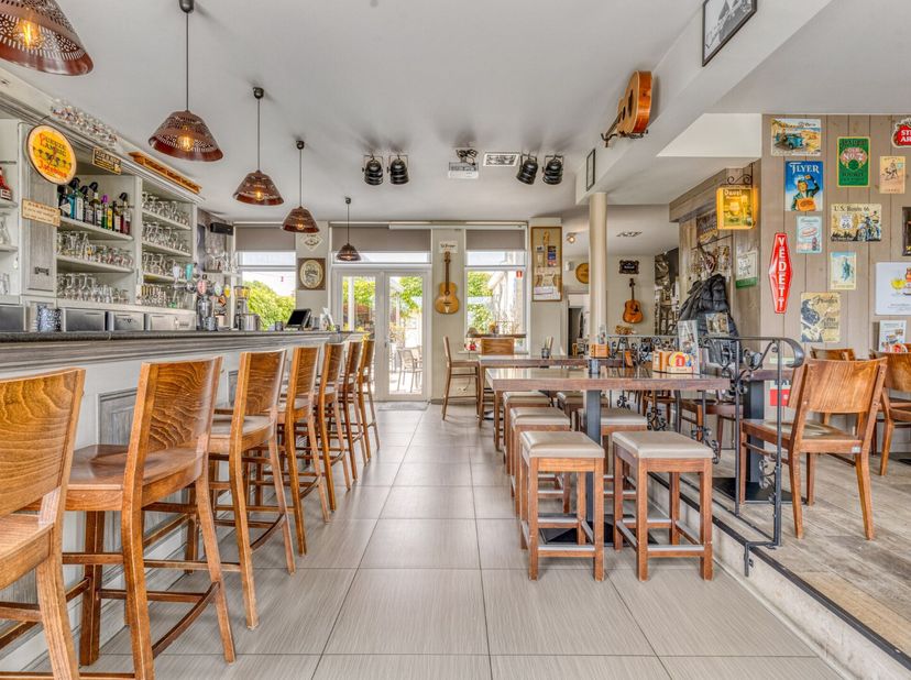 Deze goed draaiende horecazaak op een toplocatie biedt een unieke kans voor wie zijn eigen onderneming wil starten of op zoek is naar een nieuwe uitda