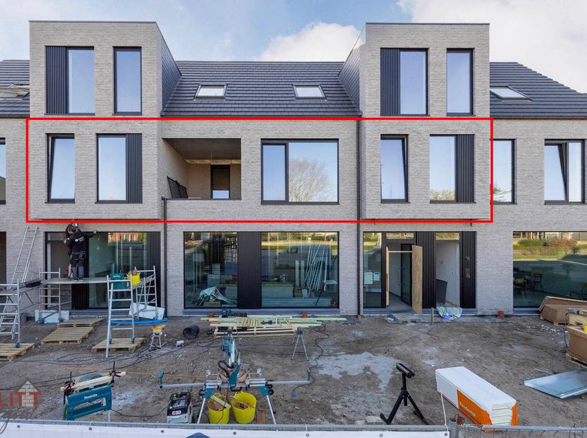 Nieuwbouwappartement (95m²) met 2 slaapkamers, inpandig terras (12m²) en bovengrondse parkeerplaats in het centrum van Zandhoven.&lt;br /&gt;
Indeling: open