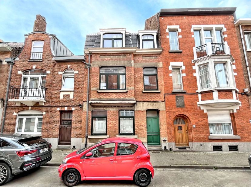 ETTERBEEK  À deux pas de la Place Saint-Pierre et du Parc du Cinquantenaire, cette charmante maison de caractère de +/- 207 m² (plus grenier et caves)