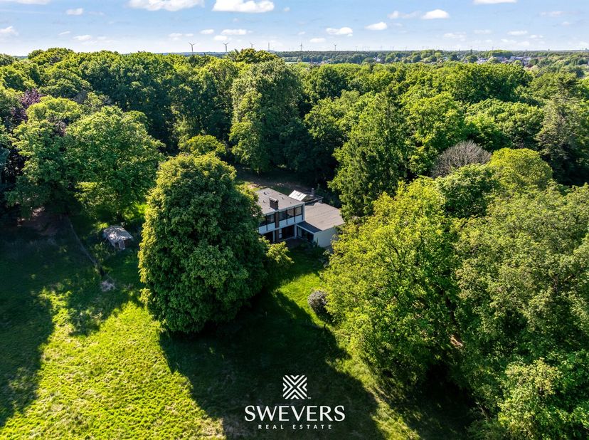 Voor meer info en fotos, surf naar www.swevers.be  Deze te renoveren villa uit 1962 bevindt zich op een indrukwekkend perceel van meer dan vijf hectar