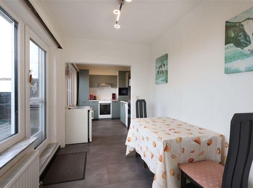 Gunstig gelegen lichtrijk appartement met 1 slaapkamer (mogelijk 2) én 2 unieke terrassen &lt;br /&gt;
Omgeving:&lt;br /&gt;
+ Rustig gelegen aan het gezellige Si