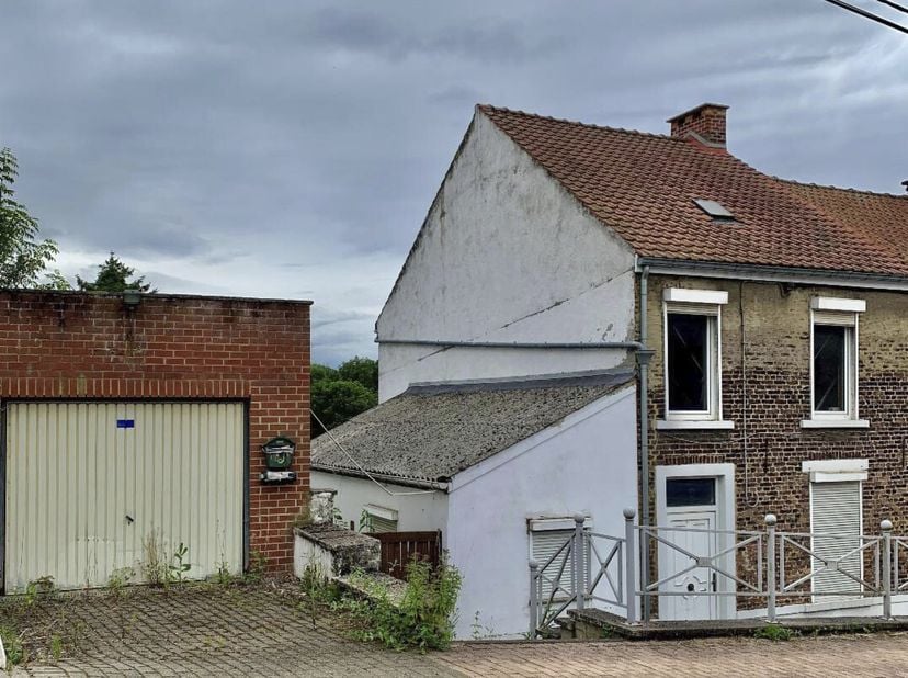 MAISON D&#039;HABITATION AVEC PETIT JARDIN. &lt;br /&gt;
 &lt;br /&gt;
Sous-sol : cave. &lt;br /&gt;
REZ-DE-CHAUSSEE :  &lt;br /&gt;
2 pièces en enfilade (40m²) avec ouverture sur
