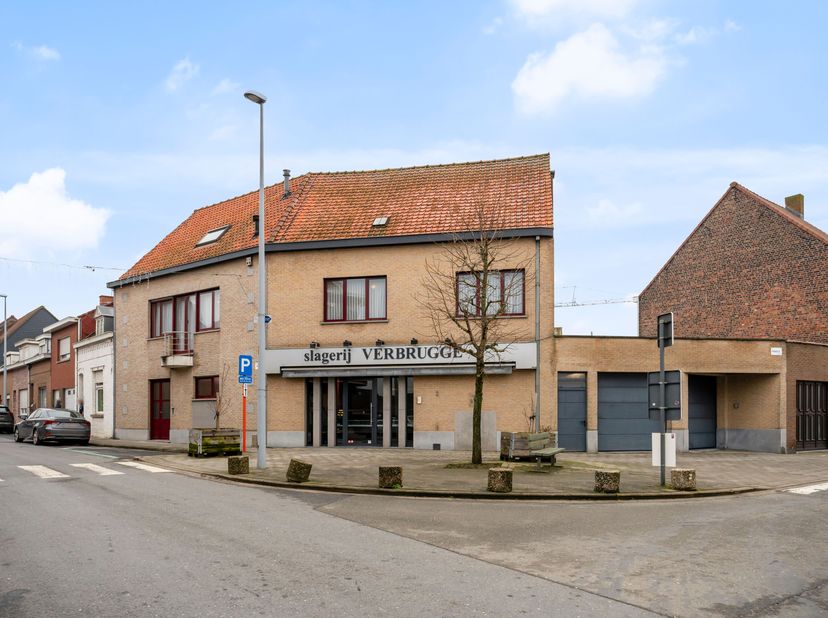 Dit welgelegen handelspand met aparte woonst en 2 garages wordt te koop aangeboden.&lt;br /&gt;
Het gelijkvloerse bestaat uit een ingerichte slagerij / hand