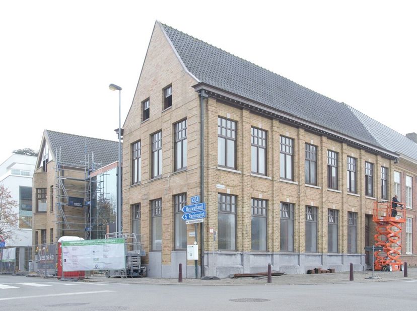 Kantoor van ca. 100m² te huur in Poperinge. Het kantoor is gelegen in het centrum en nabij diverse invalswegen. &lt;br /&gt;
Het kantoor wordt casco te huur