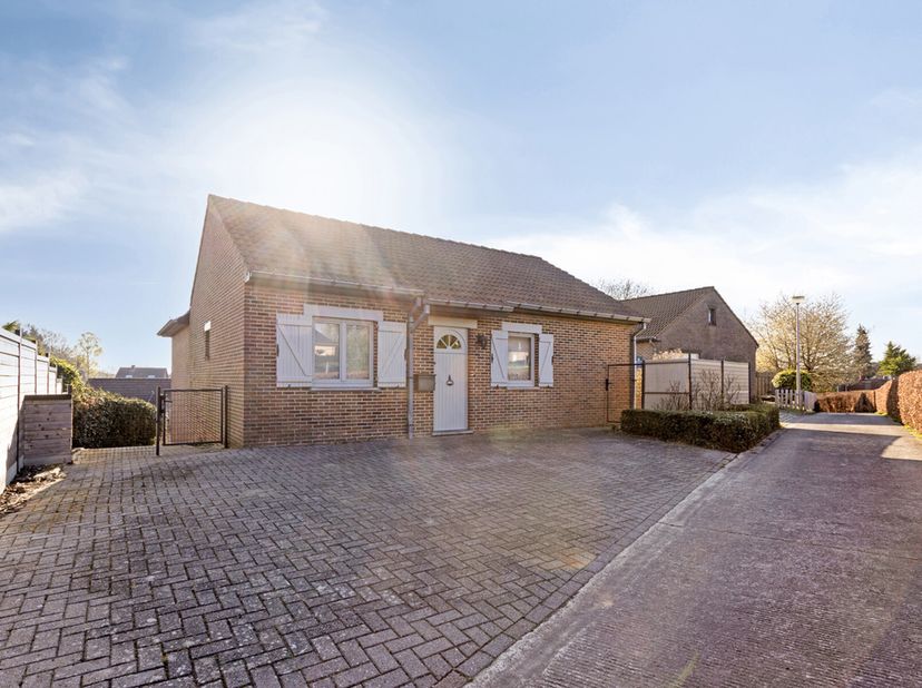 Huis met aangenaam terras, gelegen in een zeer rustige straat in een residentiële wijk nabij winkels en scholen, met een vlotte verbinding naar Brusse