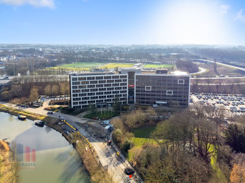 Espace de bureaux de 1.188 m² très bien situé avec un accès rapide à l&#039;E40 (3 km) et à l&#039;E17 (1,5 km), ainsi qu&#039;au R4 (3 km). La gare de Gent-St-Piete