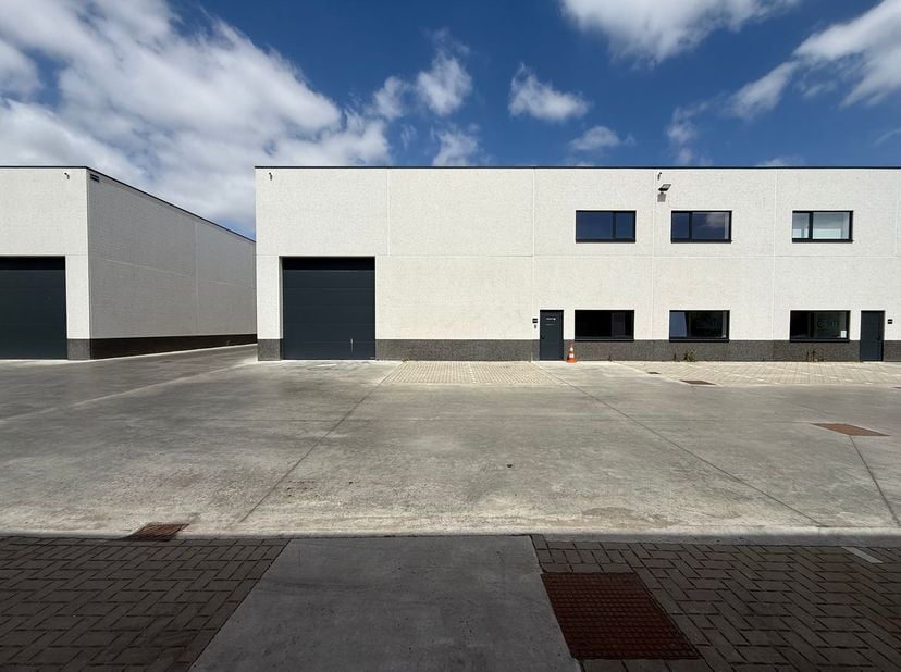 Nouveau parc pour PME au sud de Gand, composé de 28 unités pour PME et de bureaux à vendre. Ce projet de grande qualité est situé à seulement 850 m de