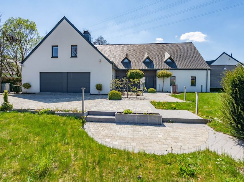 ERA B-LUX presenteert deze prachtige villa, gelegen in het hart van een prachtig aangelegd park van 45 are, die rust, privacy en elegantie biedt.De wo