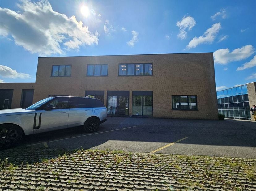 140m² kantoorruimte op centrale locatie.&lt;br /&gt;
Op de verdieping is er de mogelijkheid om 125 m² bij te huren tegen een democratische meerprijs.&lt;br /&gt;