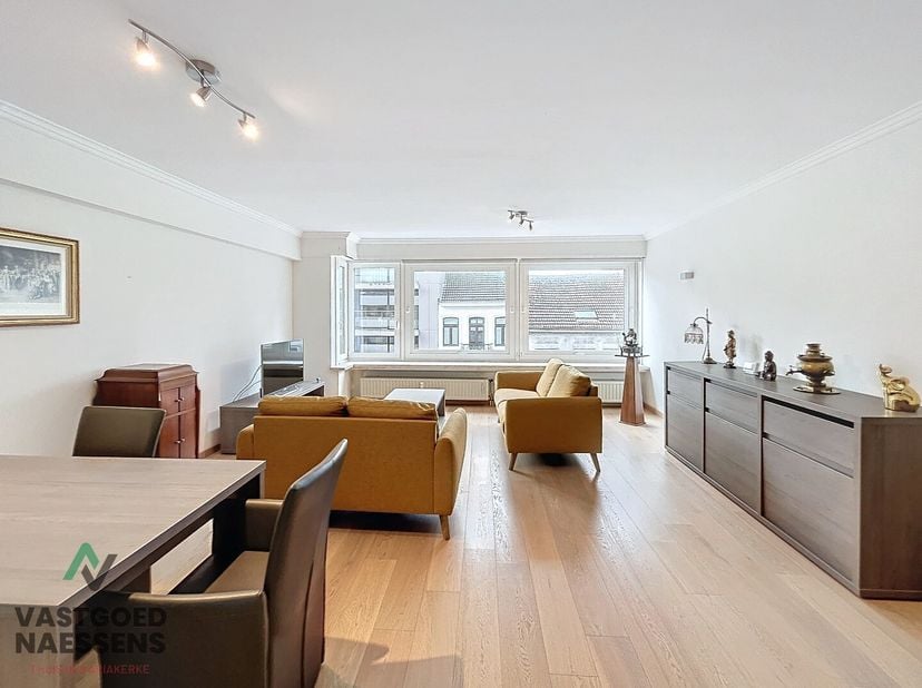 Cet appartement prêt à emménager de 2 chambres à coucher est situé au troisième étage de la résidence Belroy II, située juste à l&#039;extérieur du centre