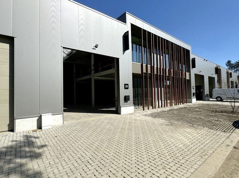 288m² entrepôt neuf avec mezzanine (57m²) et 3 places de parking dans le parc d&#039;entreprises de Wouw&lt;br /&gt;
Emplacement : stratégiquement situé dans le