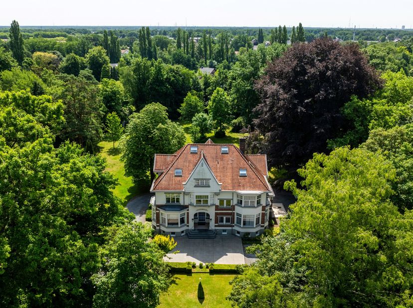 Cette villa majestueuse, pleine de caractère et de qualité, datant de 1931, est située sur un terrain exclusif de 10125m² à Genk. Initialement constru