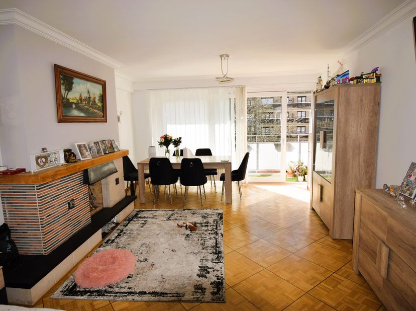 Edmond Machtenslaan 141 : Appartement van 100m² met 2 terrassen van 5 m² en 6 m² bestaande uit een inkomhal met vestiaire, een lichtrijke living met p