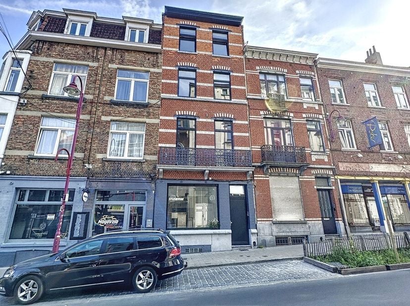 Saint-Denis&lt;br /&gt;
A proximité immédiate de la place Saint-Denis, superbe espace rénové en 2023 à destination commercial ou bureau&lt;br /&gt;
Hall d&#039;entrée