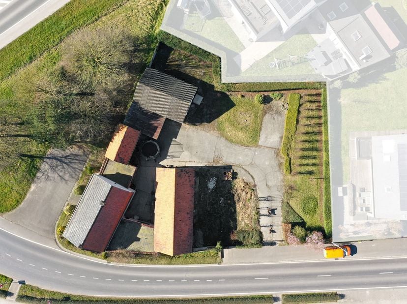 Deze hoeve met bijgebouwen en bouwgrond wordt u te koop aangeboden met landelijk zicht en gelegen aan de rand van het centrum Poperinge.&lt;br /&gt;
De woni