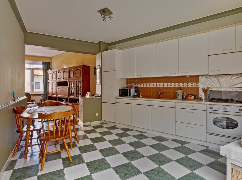 Cette maison mitoyenne spacieuse comprend au rez-de-chaussée un hall d&#039;entrée, un salon avec salle à manger attenante, une cuisine ouverte équipée ave