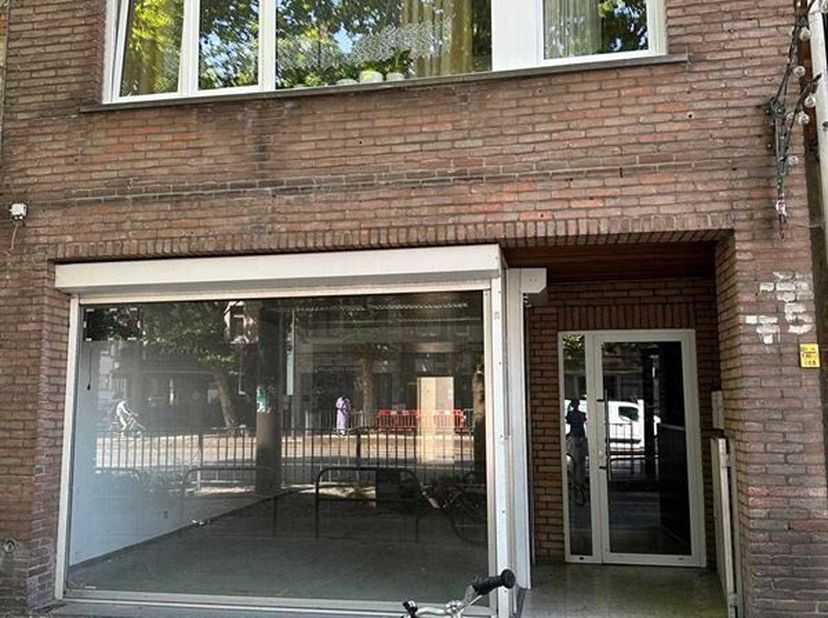 Berchem: Gitschotellei 75 Centraal gelegen handelspand aan het begin van de Gitschotellei, vlakbij de Delhaize, broodjeszaak, café De Singel etc. Perf