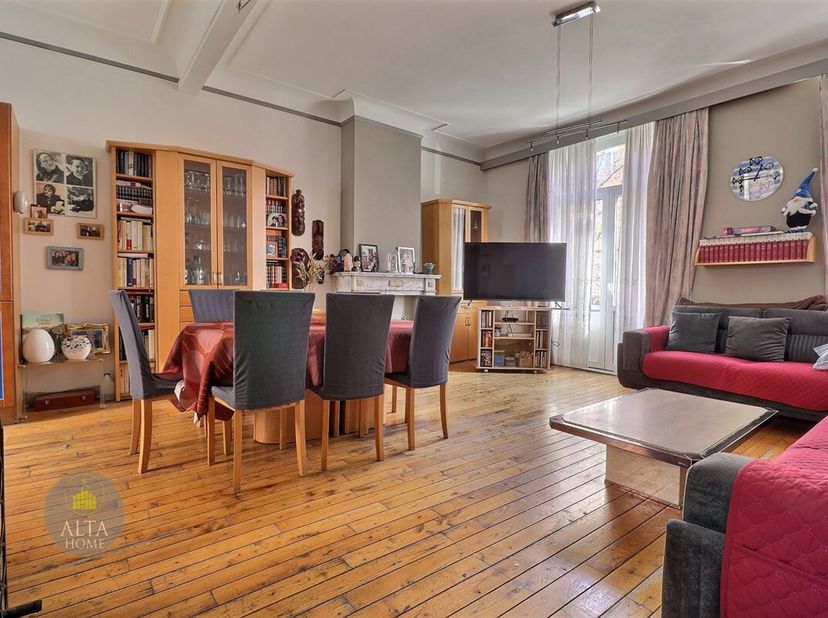 Découvrez cet appartement triplex chaleureux situé au coeur de Schaerbeek. Ce bien spacieux (170 m²) comprend 4 chambres  + un bureau pouvant faire of