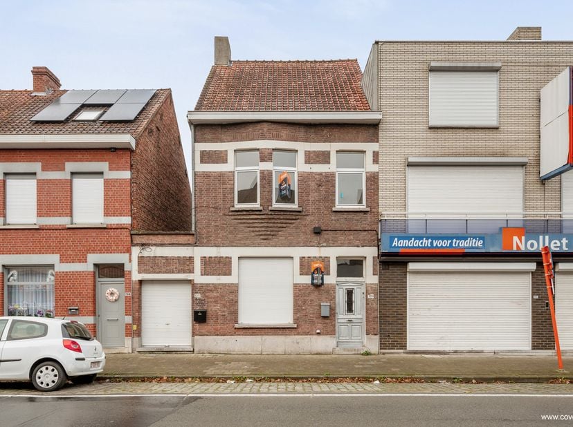 Ce bâtiment comprend :&lt;br /&gt;
&lt;br /&gt;
Un espace de bureau de 54m² avec une salle de stockage et une kitchenette.&lt;br /&gt;
&lt;br /&gt;
Logement (160m²) avec hall