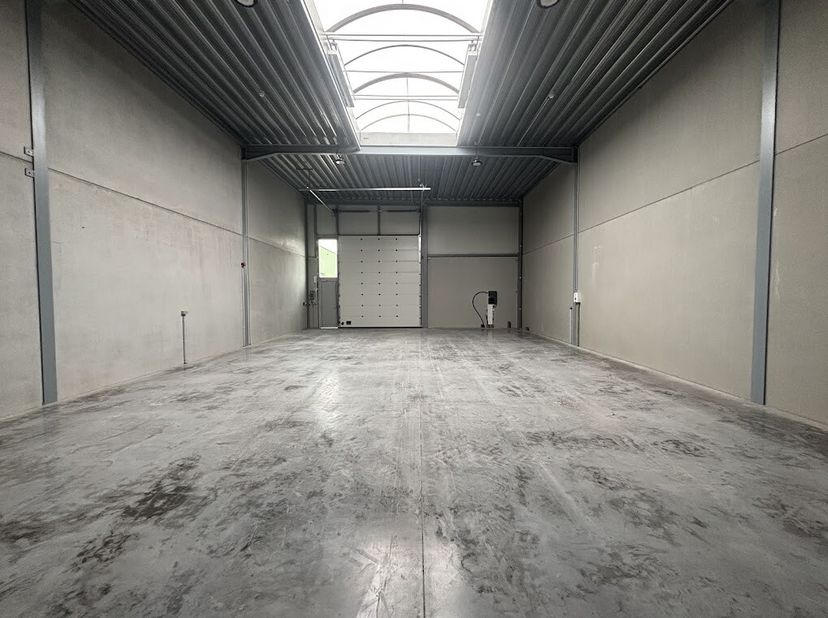 Entrepôt PME à louer d&#039;environ 192 m² dans le cadre du nouveau projet de construction Mercurius.&lt;br /&gt;
Les unités PME disposent de 2 places de parking