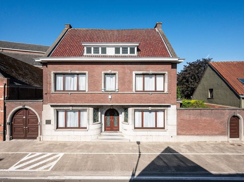 **** &#039; Huis Nicque &#039; Burgerhuis # directeurswoning # confectiebedrijf # winkelhuis # atelier # ... Top Potentieel - Top mogelijkheden / zelfstandige a
