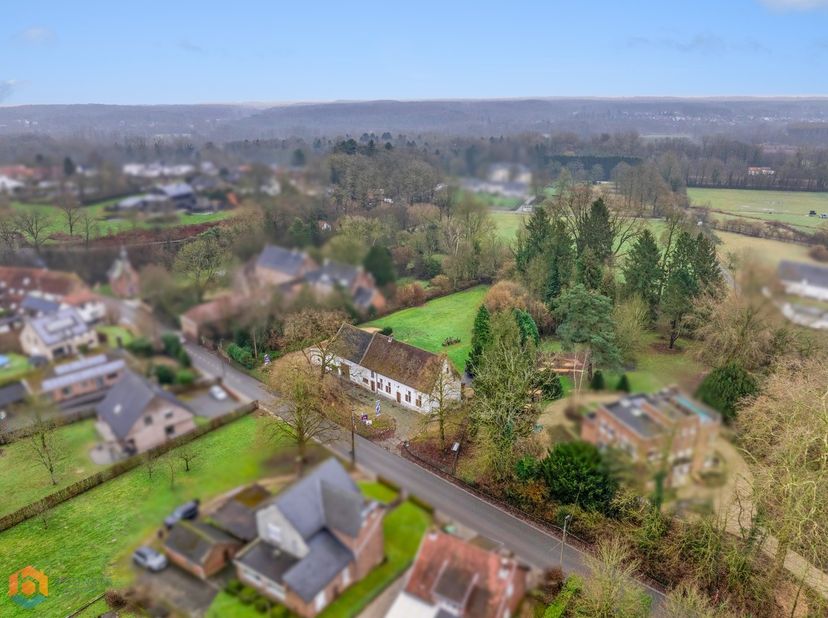 Op een uitstekende locatie te Neerijse bevindt zich deze prachtig gerestaureerde en geklasseerde herenhoeve met een indrukwekkende gevelbreedte van 35