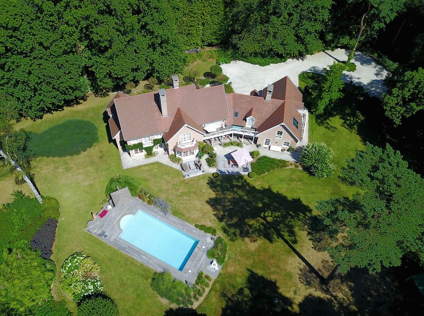 Sur les hauteurs de Wavre, dans une petite rue à l&#039;abri des regards : Magnifique propriété dans un environnement privatif et boisé. Cette villa d&#039;exce
