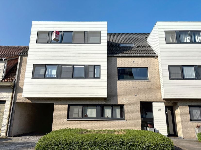 Het prachtige appartement dat we te huur aanbieden is gelegen op de Biartlei in Kapellen vlakbij winkels, scholen, openbaar vervoer, etc. De centrale