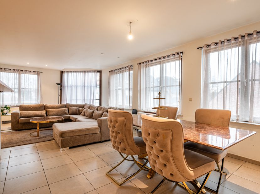 Cet appartement agréable offre tout le confort nécessaire. Disposition:&lt;br /&gt;
- entrée&lt;br /&gt;
- espace de vie spacieux et lumineux avec vue sur le vill