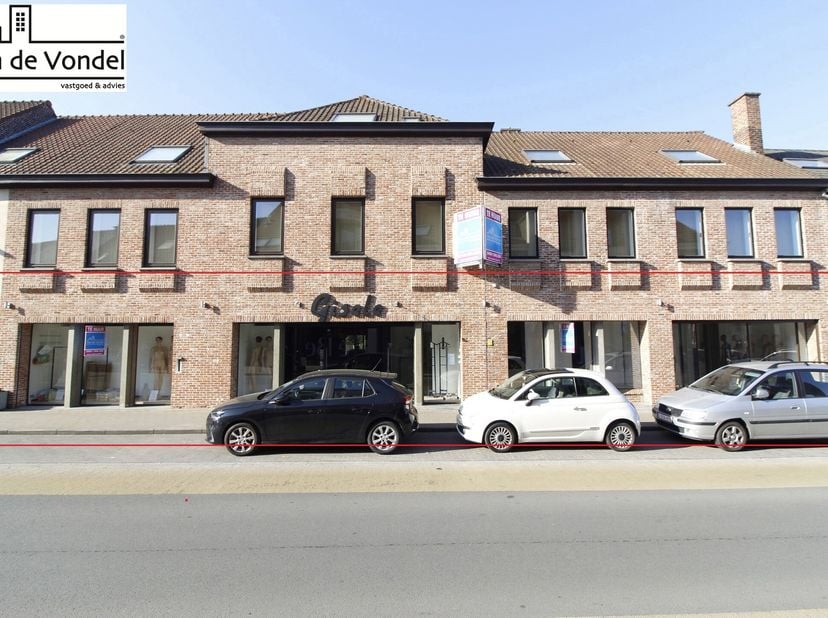 Ruim (450m²) en strategisch gelegen handelspand op commerciële ligging te Erembodegem centrum (Hogeweg). Op deze strategische ligging vinden we dit he