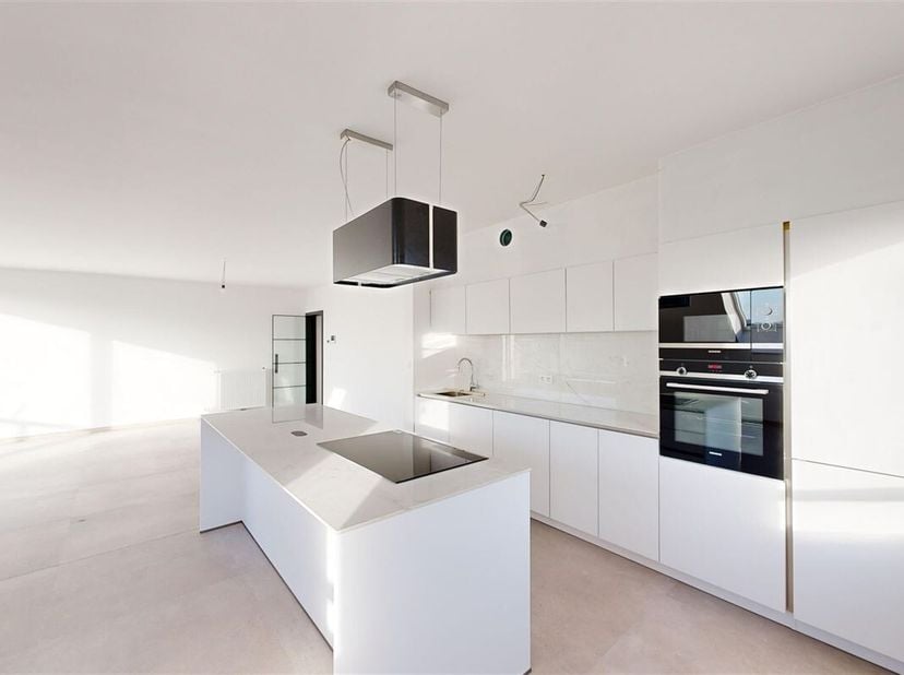 Cet exceptionnel appartement-duplex neuf de 200m2 et entièrement terminé, à quelques pas du centre via le Ravel, offrira la sensation dêtre dans une m