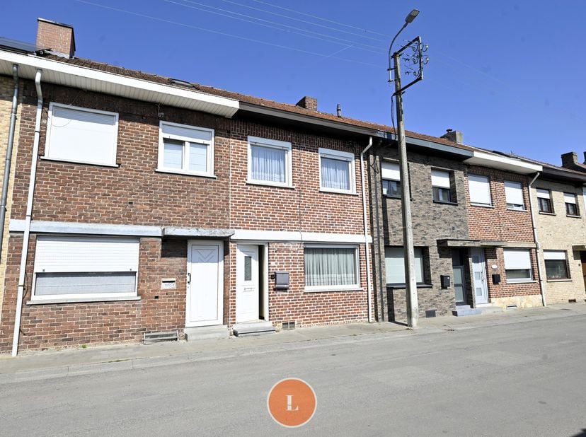 Deze woning is gelegen in een rustige straat in Harelbeke, op wandelafstand van het station, winkels, scholen en andere voorzieningen. De ideale locat