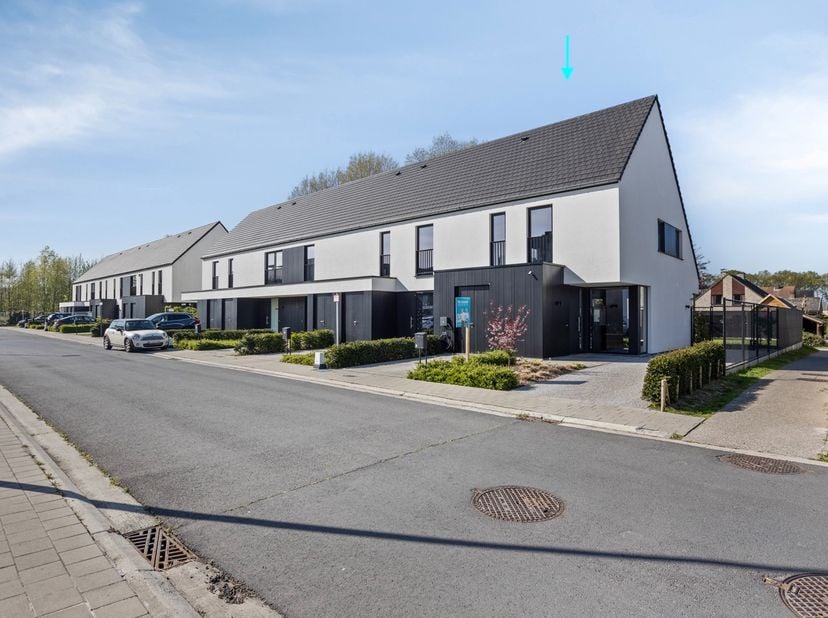 In een jonge, doodlopende buurt in Jabbeke – vlakbij belangrijke invalswegen – bevindt zich deze recent opgeleverde halfopen bebouwing van 2022. Deze