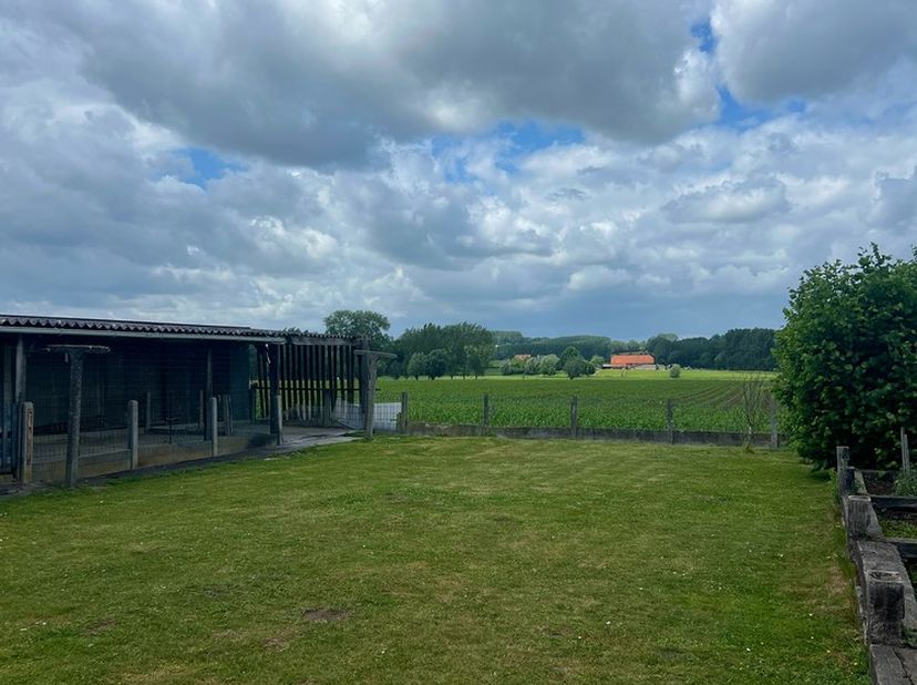 Op een mooi perceel van 9are staat deze ruime bungalow. Hier is het wonen zonder zorgen, de woning is instapklaar en met veel zorg en kwaliteitsmateri